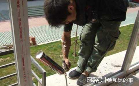 只在窗框里面开云体育 开云平台打密封胶这样的师傅线次！差点被糊弄