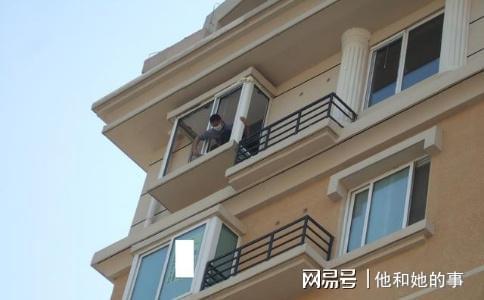 只在窗框里面开云体育 开云平台打密封胶这样的师傅线次！差点被糊弄(图4)