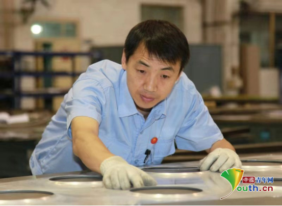【中国梦·大国工匠篇】战机身躯打造师李世峰：用坚守“锤”炼出大国利剑开云 开云体育官网