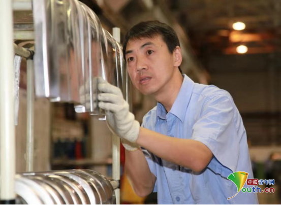 【中国梦·大国工匠篇】战机身躯打造师李世峰：用坚守“锤”炼出大国利剑开云 开云体育官网(图2)