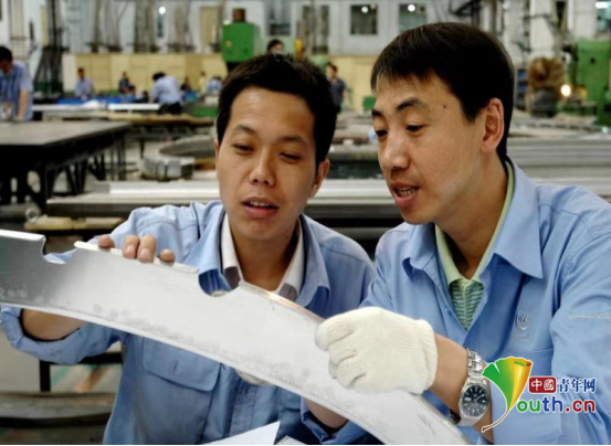 【中国梦·大国工匠篇】战机身躯打造师李世峰：用坚守“锤”炼出大国利剑开云 开云体育官网(图3)