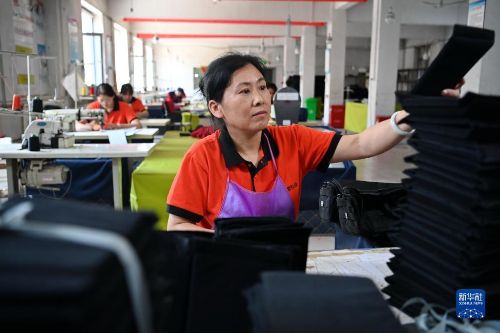 河北白沟：箱包外贸订单生产忙Kaiyun 开云体育(图2)
