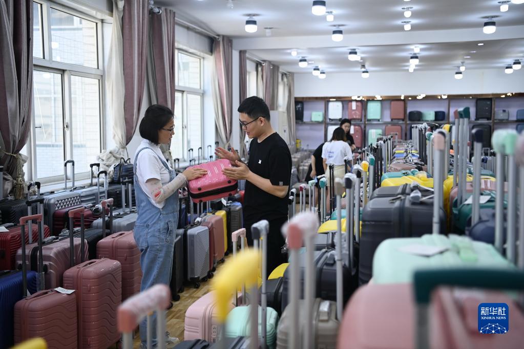 河北白沟：箱包外贸订单生产忙Kaiyun 开云体育(图4)