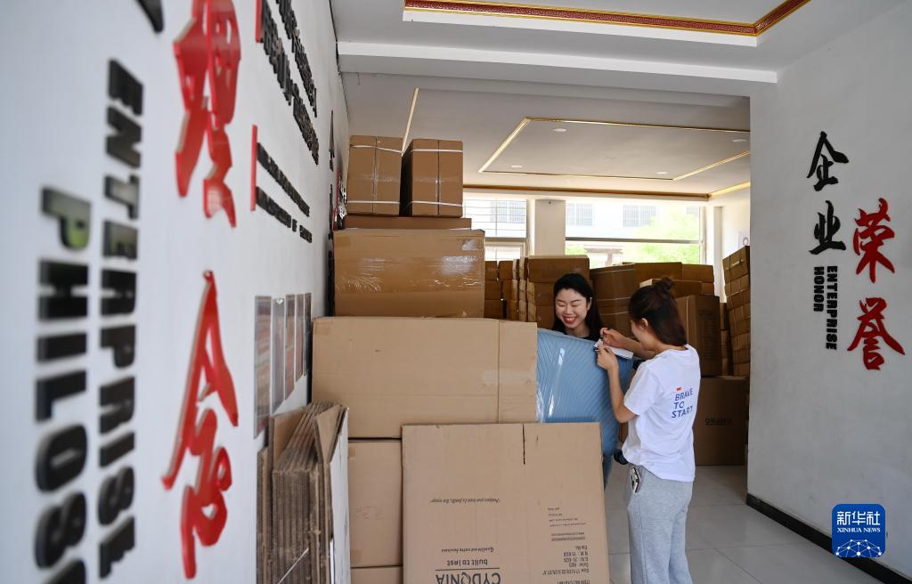河北白沟：箱包外贸订单生产忙Kaiyun 开云体育(图5)