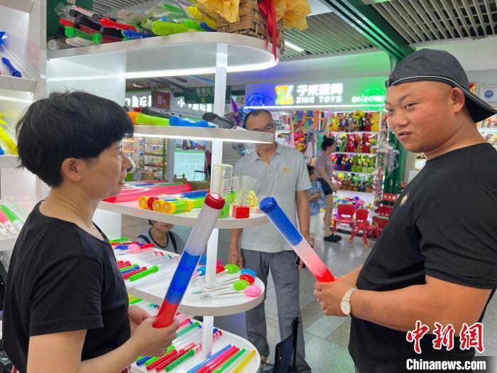 开云体育 Kaiyun.com 官网入口线下演出激增 浙江义乌荧光棒内外贸订单“升温”