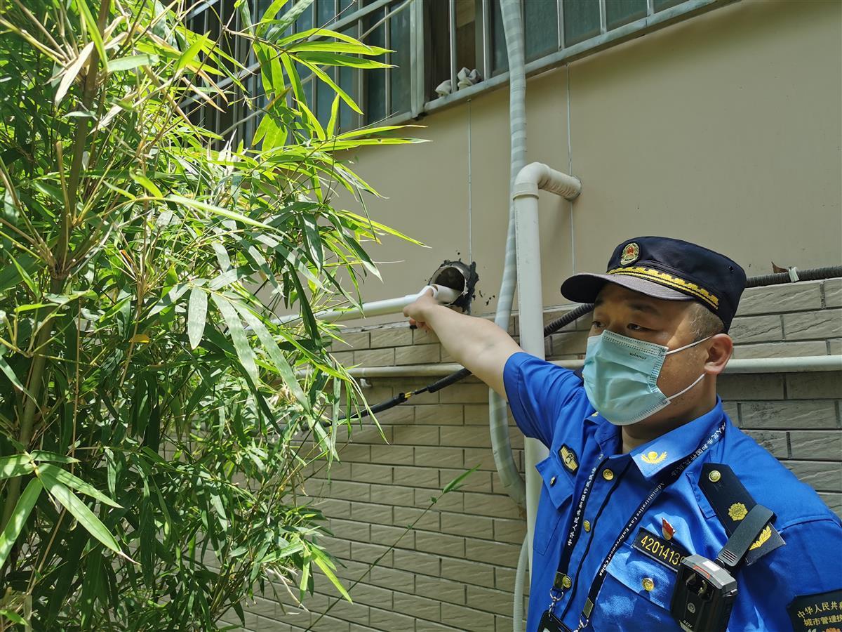 Kaiyun 开云危险！餐馆从3楼民宅私接燃气管道武昌城管责令限期整改(图2)