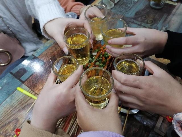 今天才知道“罐装”和“瓶装”的啤酒开云 开云体育平台区别这么大看完长见识了(图2)